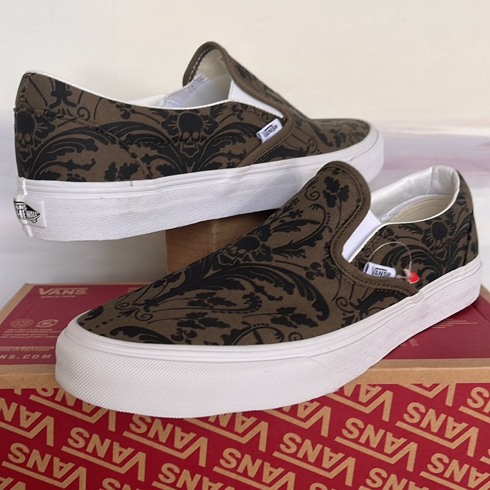 Vans WMNS Classic Slip-On
Skull Tapestry Grape Leaf
VN0A5A080FI
Sneakers - Picture 10 of 16